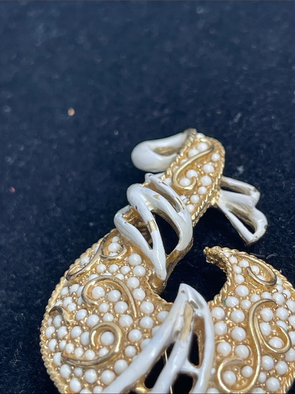RARE Hattie Carnegie Abstract Goldtone + White Enameled Accent Brooch